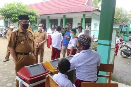 Bupati HSS meninjau kegiatan vaksinasi anak-anak di Kabupaten HSS. (foto: humas)