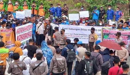 Aksi protes penutupan jalan hauling beberapa waktu lalu. (foto: dok koranbanjar.net)