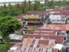 Kekumuhan Kampung Mantuil Banjarmasin dengan jamban yang memadati bantaran sungai. (foto: leon)