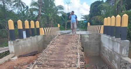 Proyek jembatan di Kecamatan Aluh-aluh yang belum tuntas. (foto: Leon)