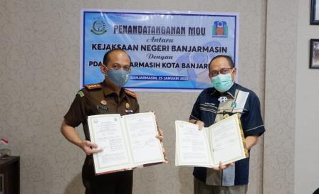 Kepala Kejaksaan Negeri(Kajari) Banjarmasin, Tjakra Suyana Eka Putera dan Dirut PDAM Bandarmasih, Yudha Achmadi dalam penandatanganan nota kesepahaman (MoU) (foto: leon)