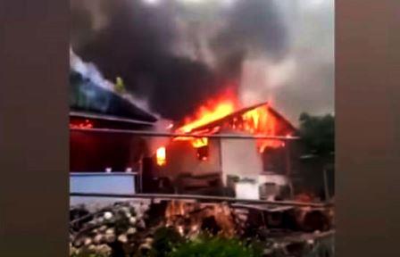 Kerusuhan yang terjadi di Maluku Tengah, rumah-rumah terbakar. (foto: tangkapan layar/ suara.com)
