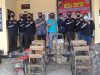 Anggota kepolisian mengamankan pelaku dan barang bukti.