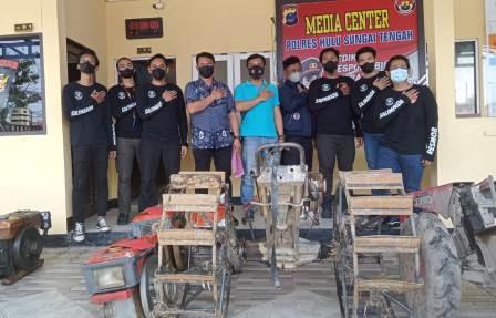 Anggota kepolisian mengamankan pelaku dan barang bukti.