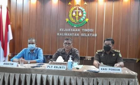 Plt Kajati Kalsel H.Ponco Hartanto didampingi Asdatun Firman Subhan dan Kasi Penkum, Romadu Novelino membacakan rilis kinerja Datun Kejati Kalsel dihadapan awak media di lobi Kejati Kalsel Banjarmasin .(foto: leon)
