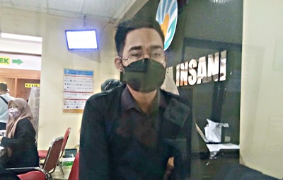 Staf RS Pelita Insani yang tidak bisa menjelaskan perincihan tagihan opname. (foto: koranbanjar.net)