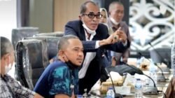 Kuasa Hukum Sopir Angkutan, Supiansyah Darham saat menyampaikan pendapat pada RDP DPRD Kalsel, tentang kasus perseteruan antara PT AGM dan PT. TCT. (foto: dok)