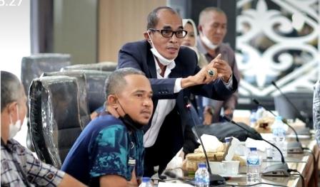 Kuasa Hukum Sopir Angkutan, Supiansyah Darham saat menyampaikan pendapat pada RDP DPRD Kalsel, tentang kasus perseteruan antara PT AGM dan PT. TCT. (foto: dok)