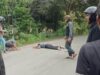 Korban kecelakaan lalu lintas tertelungkup di ruas jalan. (foto: Ramli)