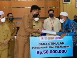 Bupati Saidi Serahkan Bantuan Stimulan Warga Terdampak Banjir