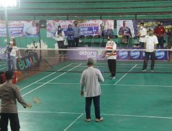 Laga Eksibisi Bupati vs Wabup Ramaikan Tabalong Open Badminton Tournament 2022