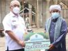 Bupati HSS menyerahkan sumbangan.