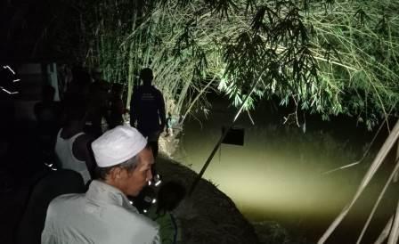 Warga melakukan pencarian terhadap korban tenggelam. 