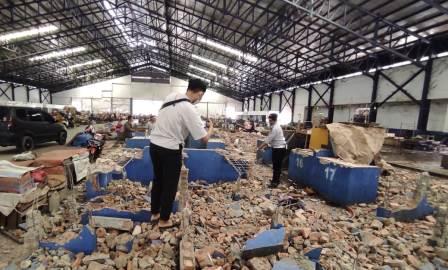 Los Pasar Agribisnis di Kota Barabai sedang dihancur untuk ditata ulang.
