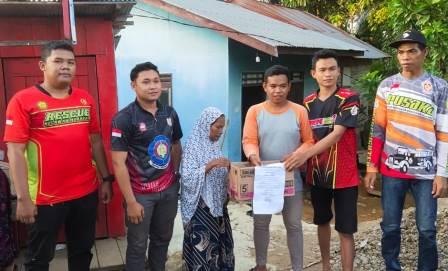 Warga menggalang dana.