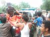 Warga mengevakuasi korban kecelakaan mobil Daihatsu Xenia dengan KA Bangunkarta di perlintasan Sumpiuh, Kabupaten Banyumas, Rabu (23/2/2022) siang. (Dok : DAOP 5 Purwokerto)