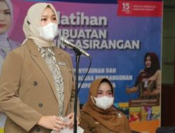 Ketua Dekranasda Kabupaten Banjar Membuka Pelatihan Pembuatan Sasirangan