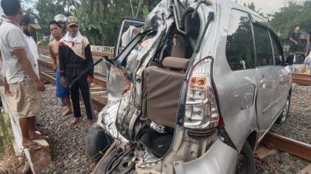 Kondisi mobil Daihatsu Xenia yang ringsek bagian bodi belakang usai terlibat kecelakaan dengan KA di perlintasan Sumpiuh, Kabupaten Banyumas, Rabu (23/2/2022) siang. (Dok: DAOP 5 Purwokerto)