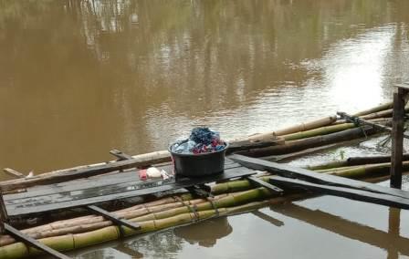 Hanya tempat cucian dan ember yang terlihat di atas lanting.