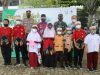 Bupati memberikan semangat kepada anak-anak yang bervaksin. (foto: humas)