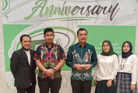 Pimpinan Umum Koranbanjar.net, Denny Setiawan berfoto bersama Walikota Banjarbaru, HM Aditya Mufti Ariffin dan Ketua DPRD Banjarbaru, M Fadliansyah serta salah satu Komsaris PT Media Banjar Grup, Neneng Salmiah (paling kanan). 