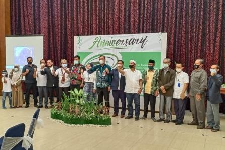 Manajemen Koran Banjar berfoto bersama para tokoh yang diundang dalam kegiatan. 