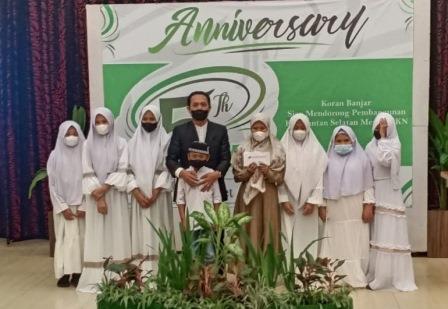 Pimpinan Umum Koranbanjar.net bersama anak-anak Sahabat Yatim. 