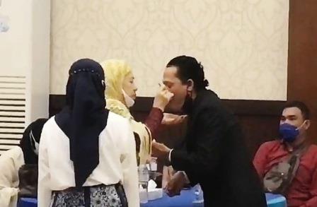 Pimpinan Koran Banjar, Denny Setiawan mendapat suapan nasi tumpeng dari bunda tercinta Hj Maslimah. 