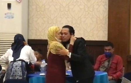 Pimpinan Koran Banjar, Denny Setiawan mendapat pelukan dari ibunda tercinta Hj Maslimah. 