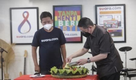 Sesi pemotongan tumpeng oleh Komisaris Utama PT Arkadia Digital Media Tbk, Stephen K Sulistyo (kanan) dan Pemimpin Redaksi Suara.com sekaligus Direktur PT Arkadia Digital Media Tbk, Suwarjono, di momen perayaan HUT ke-8 Suara.com dan peluncuran platform video Clickmov.com, Jumat (11/3/2022), di Jakarta. (Foto : Suara.com/Angga Budiyanto)