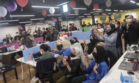 Suasana di kantor Suara.com saat puncak acara perayaan HUT ke-8 Suara.com sekaligus peluncuran platform video Clickmov.com, Jumat (11/3/2022), di Jakarta.(Foto : Suara.com/Angga Budiyanto)