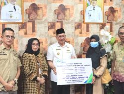 Bersama BPJS Ketenagakerjaan, Bupati Kotabaru Berikan Santunan Kematian Kecelakaan Kerja Kepada Nelayan