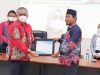 Kiri ke kanan: Kepala Dinas Koperasi dan UKM Prov Kalsel, GT Yanuar Noor Rifai menyerahkan penghargaan RAT tepak waktu kepada Ketua Kopkar AKM, Kadarisman
