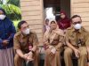 Sekretaris Daerah Kabupaten Hulu Sungai Selatan H. Muhammad Noor mengunjungi lansia asuhnya, Nenek Sampurna, warga Desa Panjampang Bahagia, Kecamatan Simpur, Kabupaten Hulu Sungai Selatan. Senin (28/03/2022) siang.