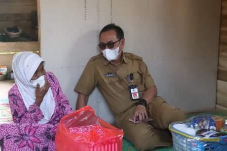Sekretaris Daerah Kabupaten Hulu Sungai Selatan H. Muhammad Noor mengunjungi lansia asuhnya, Nenek Sampurna, warga Desa Panjampang Bahagia, Kecamatan Simpur, Kabupaten Hulu Sungai Selatan.  Senin (28/03/2022) siang.