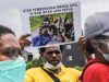 Massa yang tergabung dalam Front Mahasiswa Papua Jawa dan bali menggelar aksi unjuk rasa di depan Gedung DPR, Jakarta Pusat, Rabu (9/2/2022).(Suara.com/Alfian Winanto)