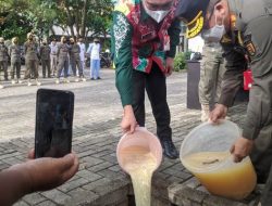 Pemusnahan Barbuk Hasil Razia Satpol PP Banjarbaru; Miras Hingga Alat Kontrasepsi