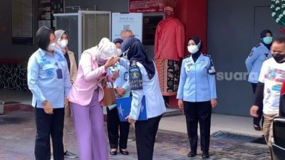 Usai Jalani Hukuman 10 Tahun Penjara, Angelina Sondakh Cium Tangan Petugas Lapas