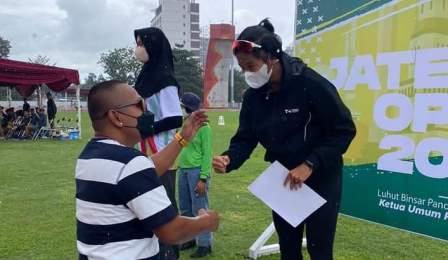 Atlet putri tersebut, Dina Aulia merupakan remaja putri asal Suka Maju Desa Banua Hanyar Kecamatan Pandawan, Kabupaten Hulu Sungai Tengah, kelahiran 3 Agustus 2003.
