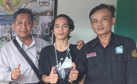Advokat Gawi Sabumi Peradi Banjarbaru Bersatu bersama salah satu karyawan anak di bawah umur. (koranbanjar.net)