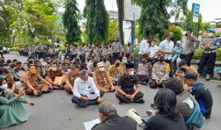 Dua Anggota DPRD Provinsi Kalimantan Selatan, Suripno Sumas dan Muhammad Yani Helmi mendengarkan tuntutan massa unjuk rasa.(dok)
