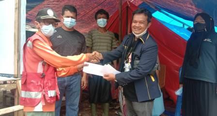 Jaringan Media Siber Indonesia (JMSI) menyerahkan donasi untuk pembangunan empat unit hunian sementara (Huntara) bagi korban gempa 6,2 SR di Nagari Kajai, Kecamatan Talamau, Ahad (13/03/2022).