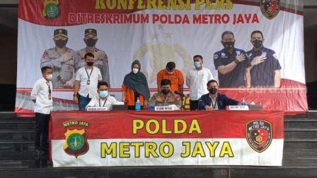 Pihak kepolisian dari Subdit Jatanras Ditreskrimum Polda Metro Jaya merilis kasus jenderal gadungan dengan tersangka Yusuf Daiman (42) dan istrinya berinisial YS (40), Senin (7/3/2022). (Suara.com/Muhammad Yasir)