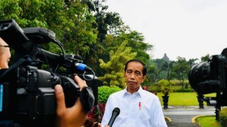 Presiden Jokowi usai meninjau Candi Borobudur di Kabupaten Magelang, Jawa Tengah, Rabu (30/3). (ANTARA/HO-Biro Pers Sekretariat Presiden/Laily Rachev)
