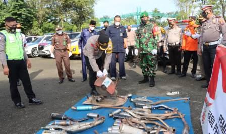 Pihak kepolisian memusnahkan knalpot bising.