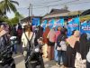 Masyarakat membeli sembako murah.