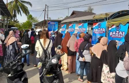 Masyarakat membeli sembako murah.