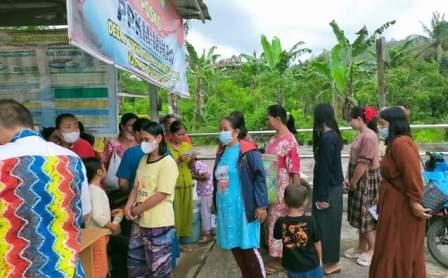 Mawardi langsung melayani pembeli untuk berbelanja di pegelaran  pangan murah dan TTI (Foto: Dinas Ketahanan Pangan HSS)