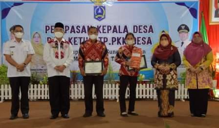 Bupati Hulu Sungai Selatan, H. Achmad Fikry, melepas Kepala Desa dan Ketua Tim Penggerak PKK Desa yang mengakhiri masa jabatan di tahun 2022