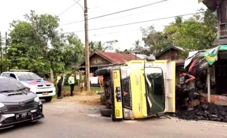 Truk Batubara yang terguling di Bawan Kelurahan Bukat Kecamatan Barabai, Kamis (3/3/2022 )